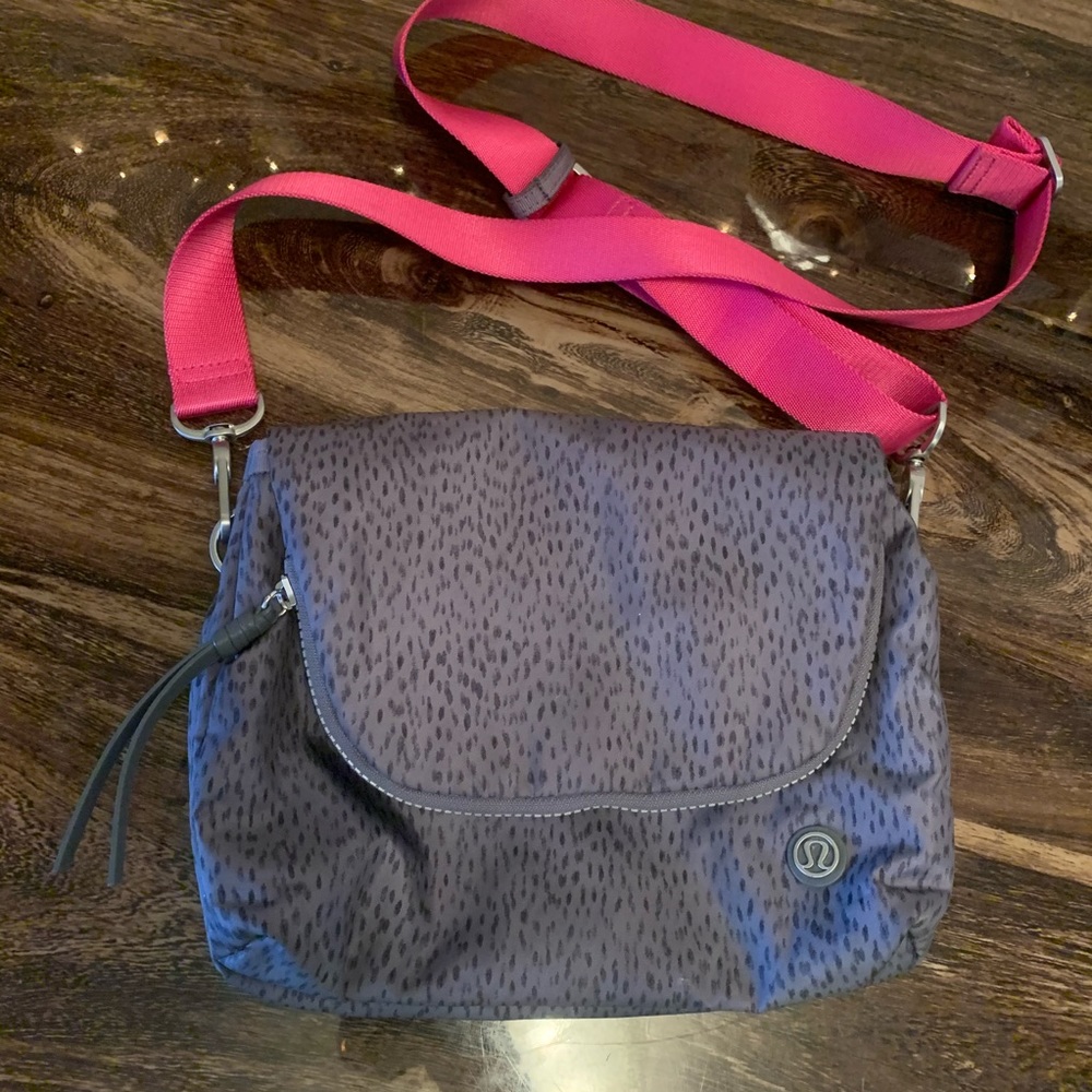LIKE NEW Lululemon crossbody bag